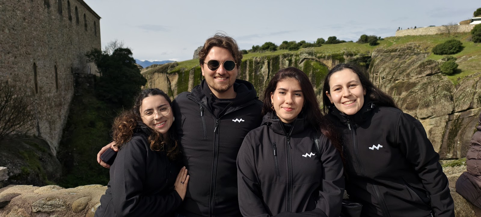 Grupo de jovens da Faro em Ação em Meteora, na Grécia, durante um intercâmbio