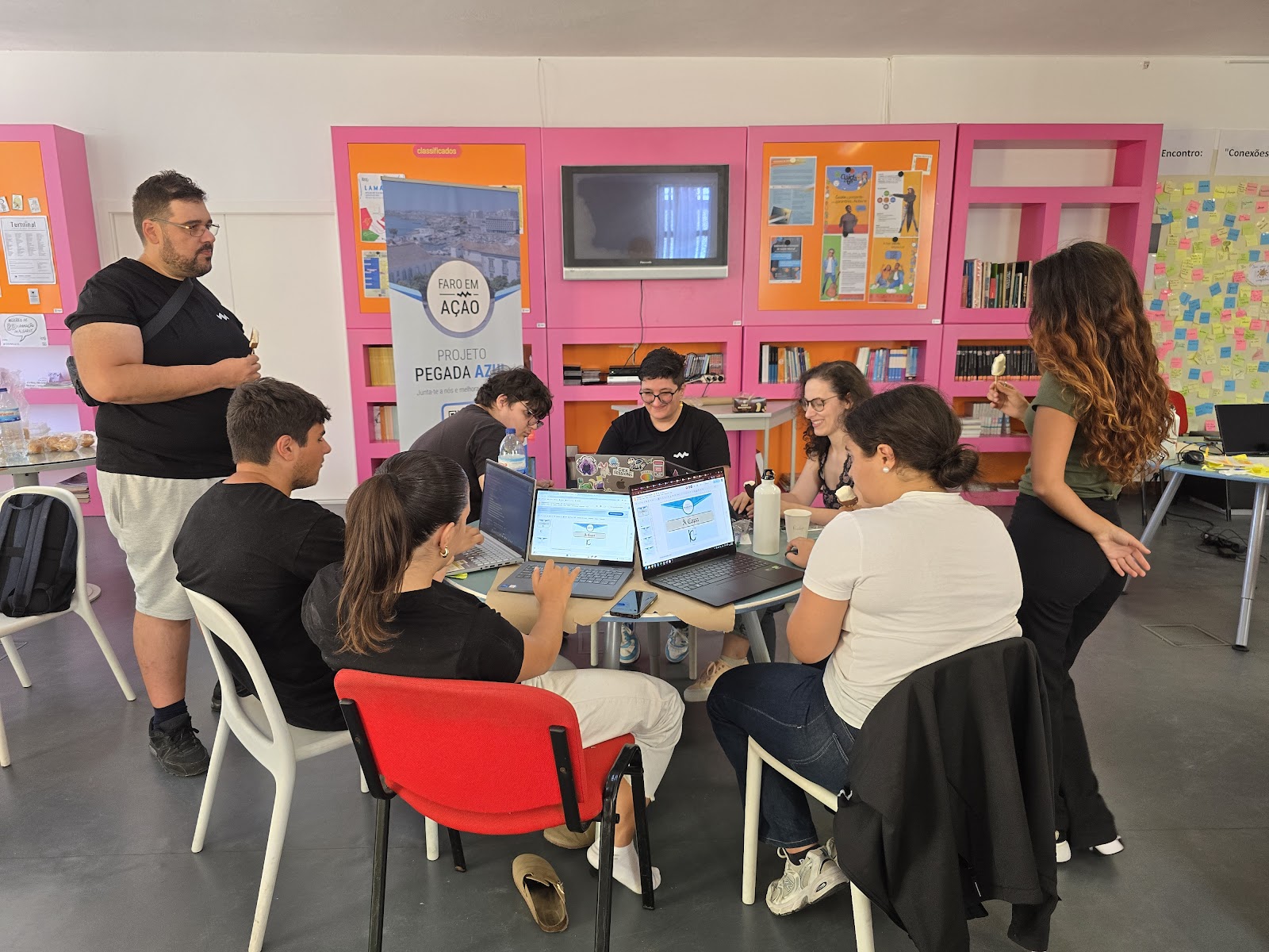 Sessão de trabalho em equipa no espaço criativo da Faro em Ação